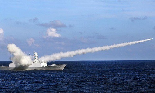 Tàu chiến Trung Quốc phóng tên lửa trong một đợt tập trận ở Biển Đông hồi năm 2016. (Ảnh: Xinhua).