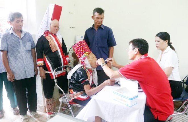 Bác sĩ Hội CTĐ tỉnh khám cho người dân tại xã Quảng Lâm, huyện Hải Hà (tháng 7/2020).
