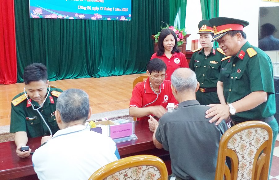 Các y, bác sĩ của Bộ CHQS tỉnh và Hội CTĐ tỉnh khám bệnh, tư vấn cho bệnh nhân tại phường Bắc Sơn (TP Uông Bí).