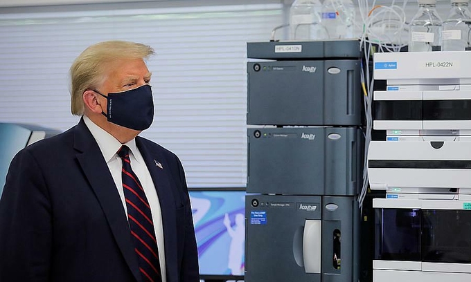 Trump đeo khẩu trang khi thăm Trung tâm đổi mới công nghệ sinh học Fujifilm Diosynth ở Morrisville, bang Bắc Carolina, ngày 27/7. Ảnh: Reuters.
