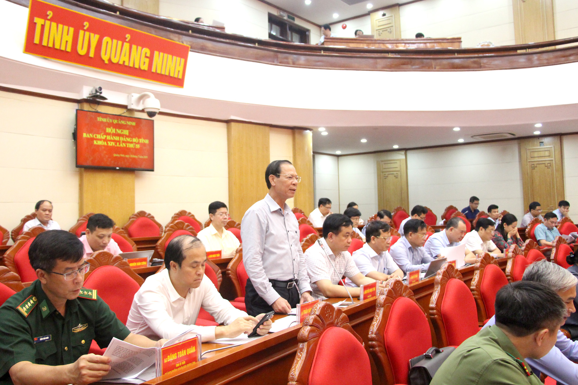 Các ủy viên Ban Chấp hành Đảng bộ tỉnh tham gia ý kiến vào dự thảo báo cáo chính trị trình Đại hội Đảng bộ tỉnh lần thứ XV.