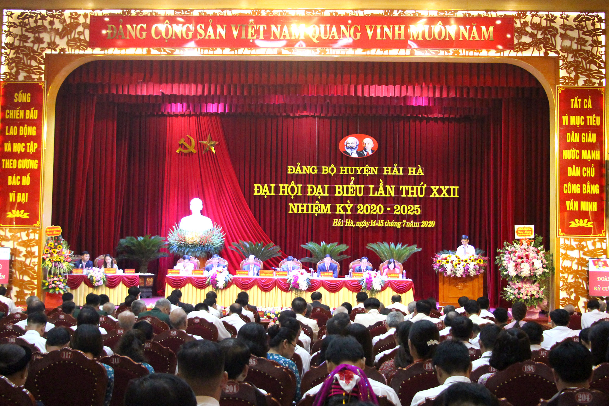 Các đại biểu tham dự Đại hội đại biểu Đảng bộ huyện Hải Hà tham gia
