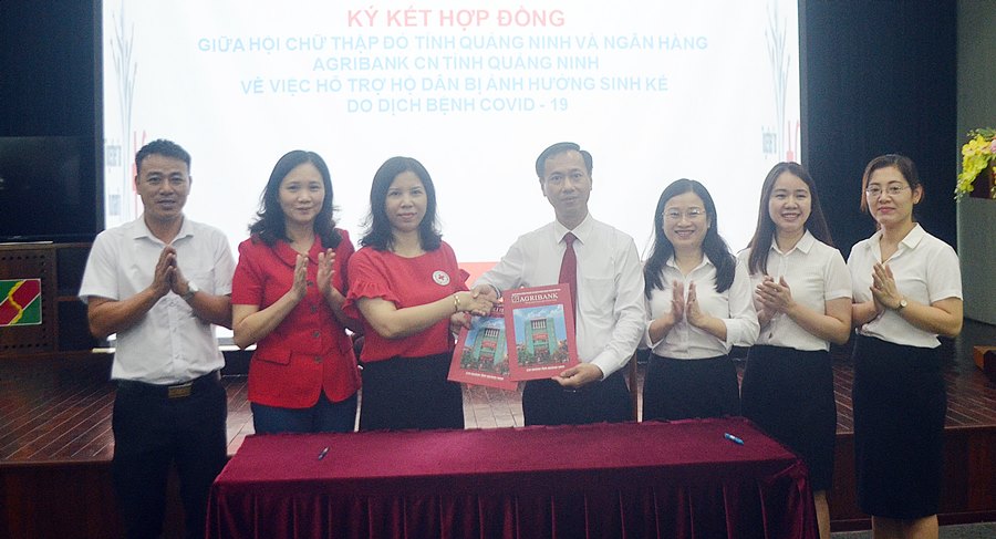 Lãnh đạo Hội CTĐ tỉnh và Ngân hàng Agribank Chi nhánh Quảng Ninh thực hiện ký kết hợp đồng chi trả hỗ trợ cho người dân.