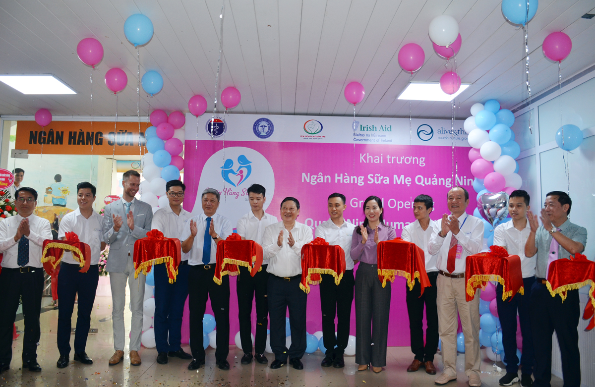 Các đại biểu cắt băng khánh thành Ngân hàng sữa mẹ tại Bệnh viện Sản Nhi Quảng Ninh.