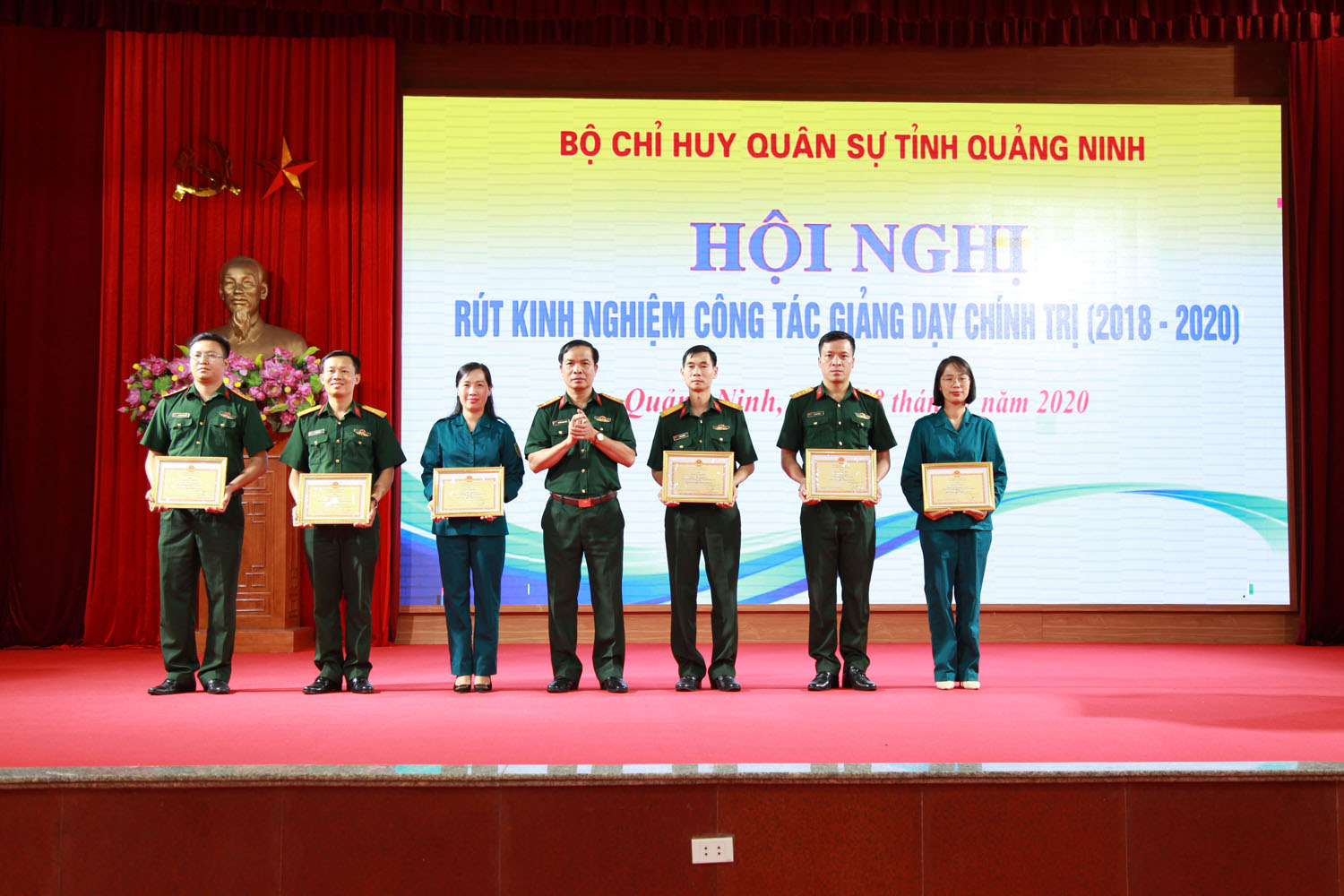 Đại tá Nguyễn Quang Hiến, Chính ủy Bộ CHQS tỉnh trao thưởng cho các cá nhân đoạt Nhất, Nhì, Ba hội thi “ Cán bộ giảng dạy chính trị năm 2020 ”.