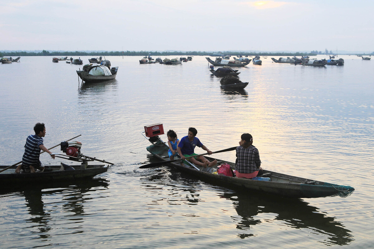 Tam Giang - Cầu Hai là nơi mưu sinh của hàng nghìn ngư dân. Hàng trăm năm qua, tập quán đánh bắt thủy hải sản trên vùng đầm nước lợ của người dân không hề thay đổi.