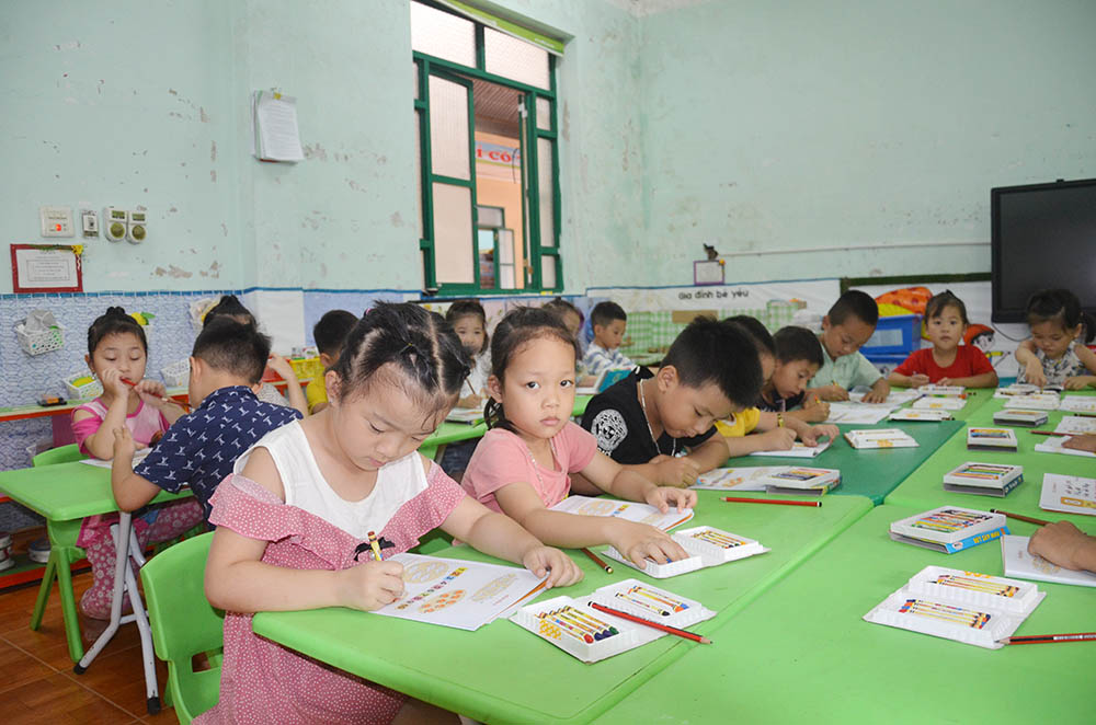 Giờ học của trẻ 5 tuổi, Trường Mầm non Đồn Đạc, huyện Ba Chẽ.