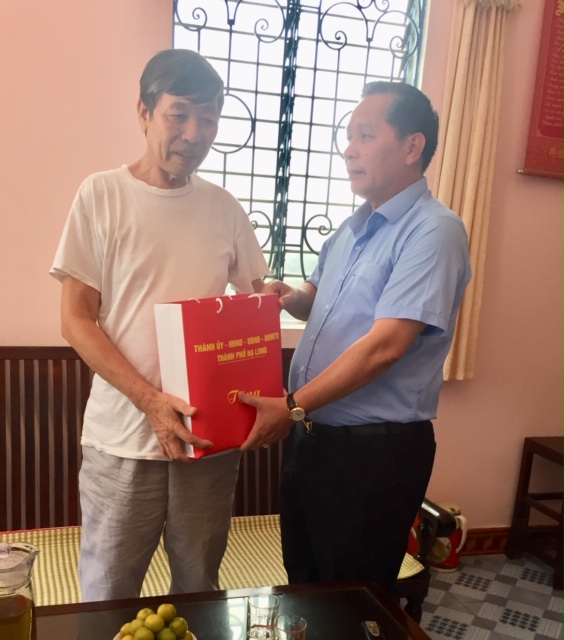 Đồng chí Phạm Hồng Hà, Chủ tịch UBND TP Hạ Long thăm và tặng quà cho và gia đình ông Nguyễn Thành Chữ - thương binh ¾ cũng ở phường Bãi Cháy