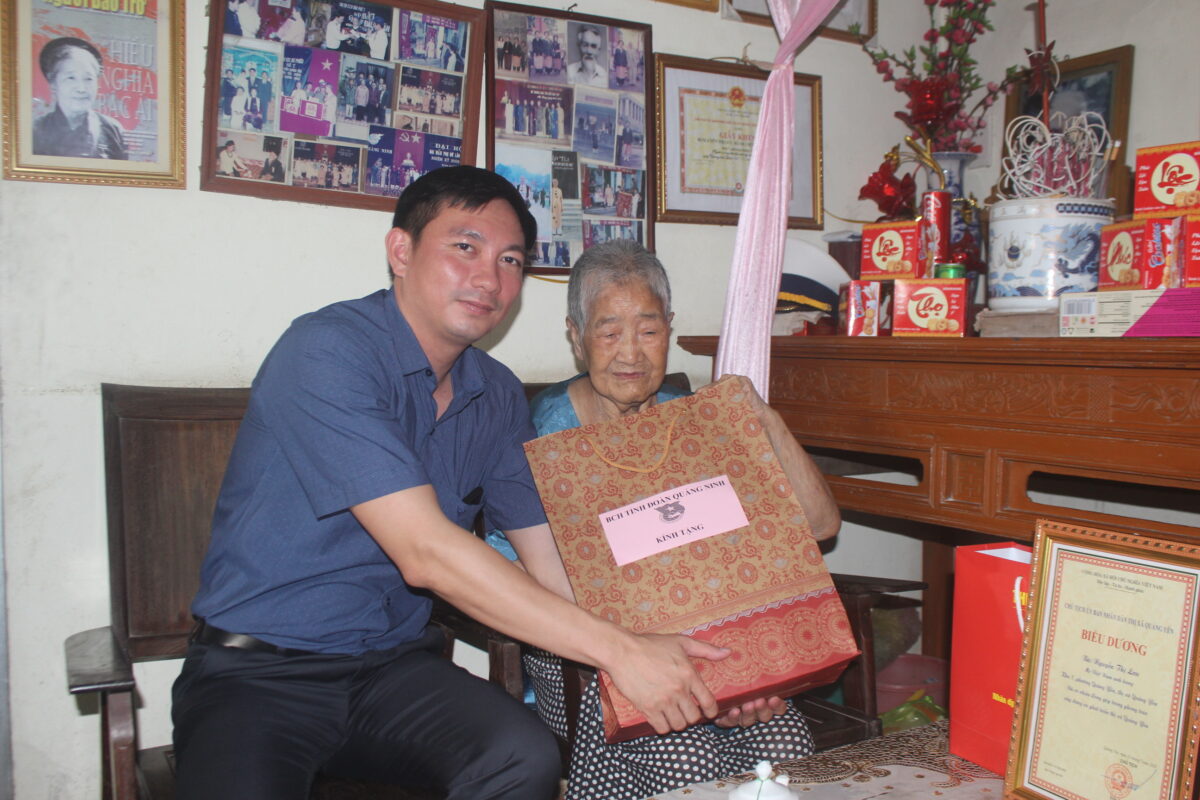 Đồng chí Lê Hùng Sơn, Bí thư Tỉnh Đoàn thăm, tặng quà cho Mẹ Việt Nam anh hùng