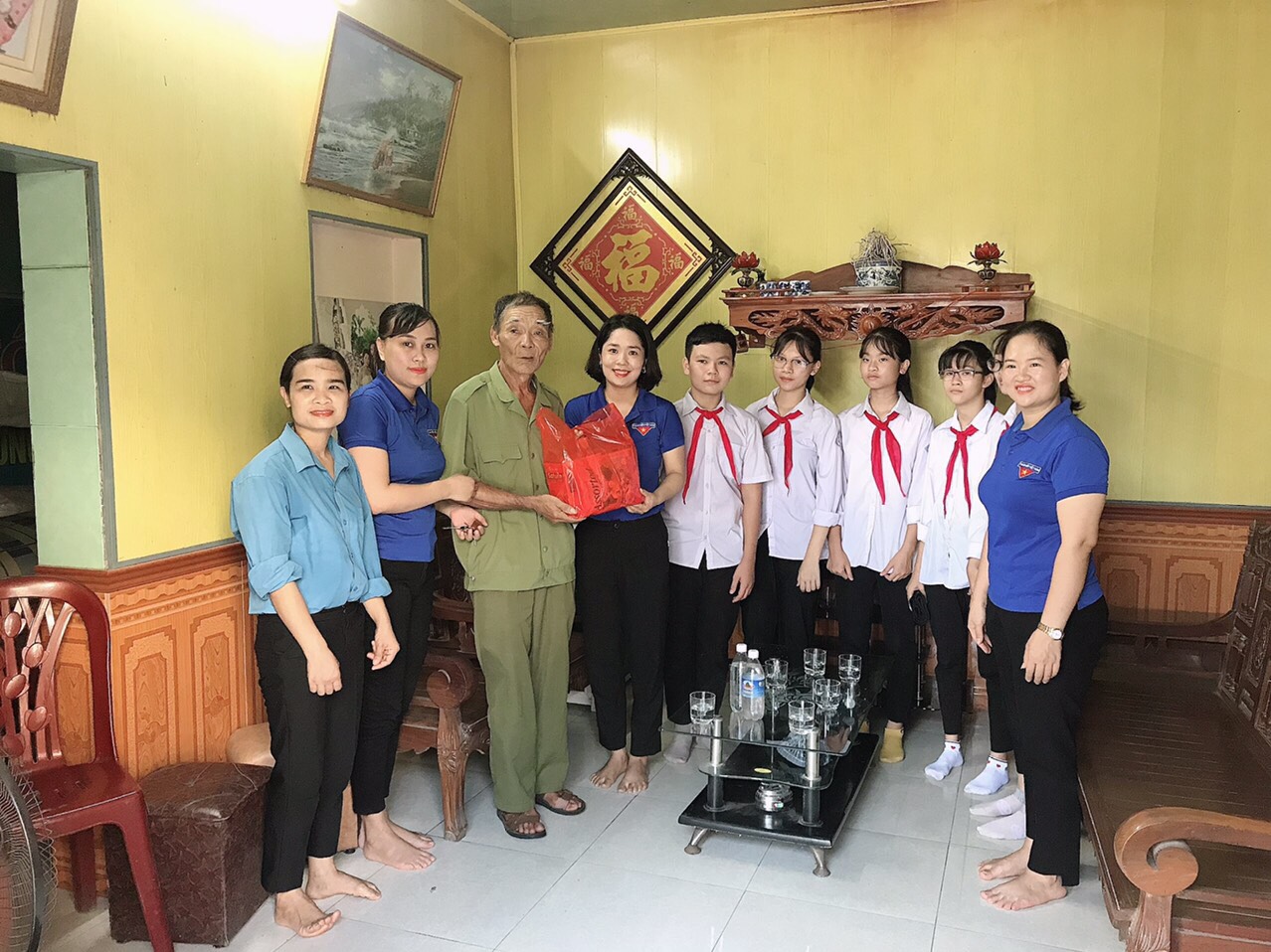 Đoàn thanh niên TX Đông Triều đến thăm và tặng quà gia đình thương binh Nguyễn Tiến Vịnh, khu Xuân Viên 1, phường Xuân Sơn.