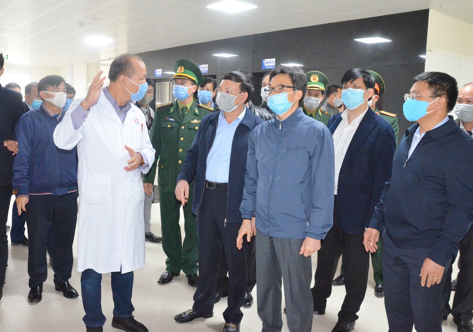 Phó Thủ tướng Chính phủ Vũ Đức Đam kiểm tra công tác chuẩn bị các điều kiện phòng, chống dịch Covid-19 của Bệnh viện số 1, tại TTYT TP Móng Cái. (Ảnh chụp tháng 2/2020) Ảnh: Nguyễn Thanh