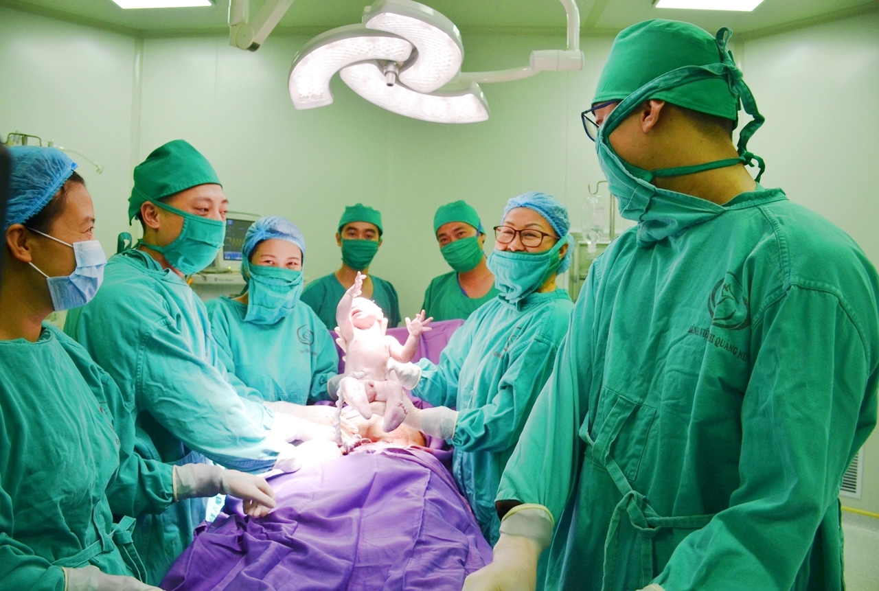  Các y, bác sĩ Bệnh viện Sản Nhi Quảng Ninh đón những em bé chào đời khỏe mạnh.