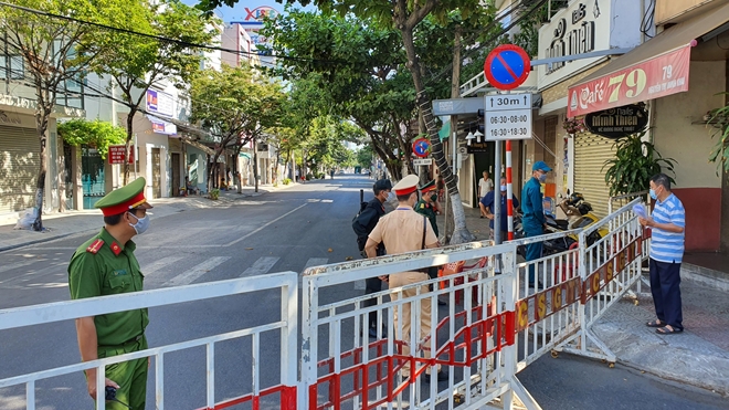 Một số tuyến đường của TP Đà Nẵng đã bị chặn lại, cấm các phương tiện giao thông lưu thông để đảm bảo việc cách ly phòng dịch.
