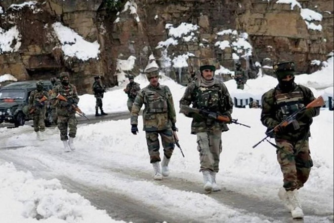 Lính Ấn Độ tuần tra tại một khu vực dọc theo biên giới với Trung Quốc. Ảnh: Chụp màn hình PTI