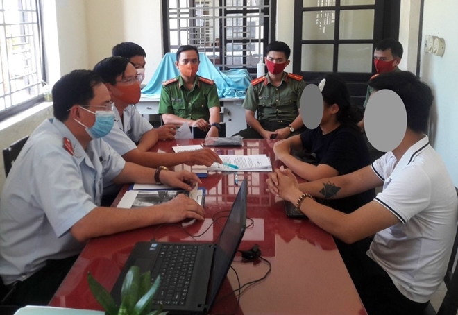 Thanh tra Sở TT&TT tỉnh Thừa Thiên Huế và các đơn vị liên quan làm việc với chủ tài khoản Facebook Vương Huyền Túi.