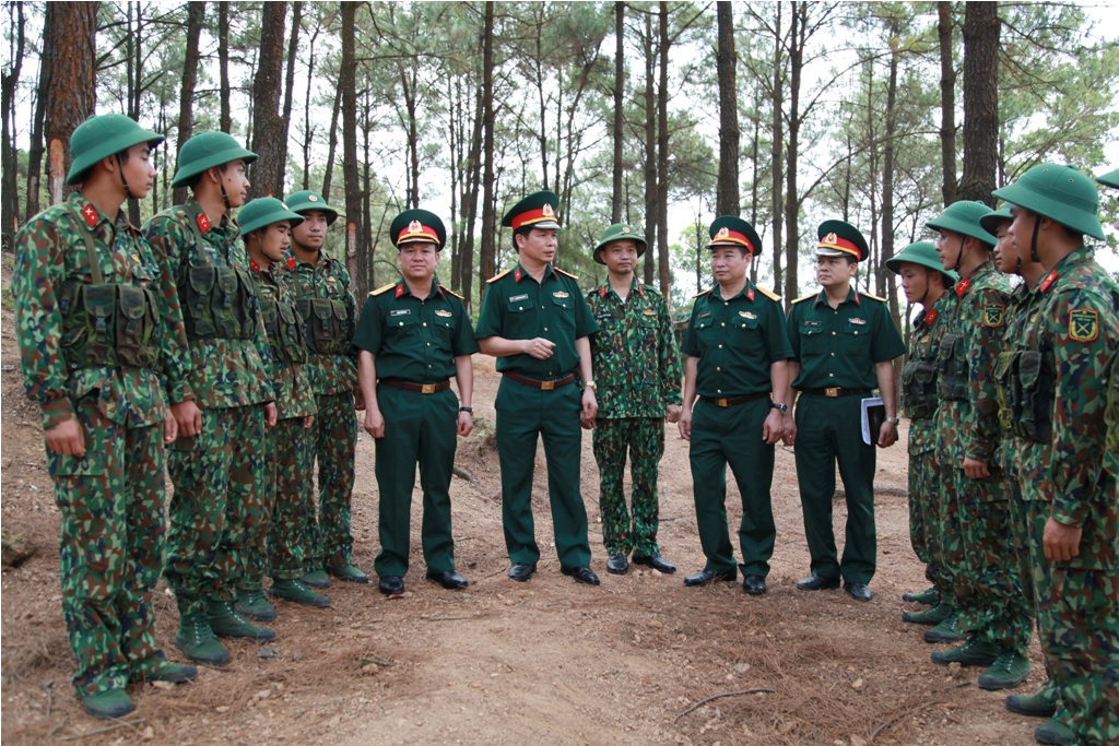 Đại tá Nguyễn Quang Hiến, Chính ủy BCHQS tinh ( thứ mấy  ảnh...)..động viên chiến sĩ mới hoàn thành nhiệm vụ kiểm tra 3 tiếng nổ tại e244