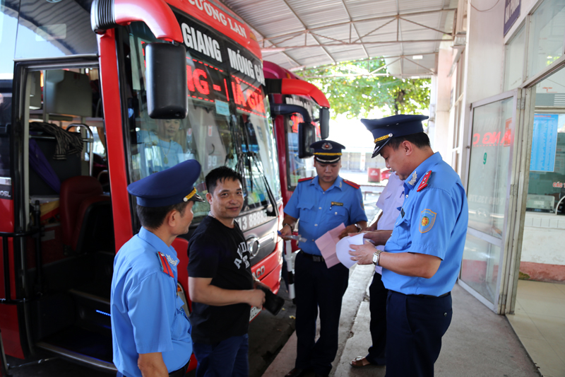 Lực lượng Thanh tra Giao thông kiểm tra hoạt động vận tải hành khách tại Bến xe khách Móng Cái.
