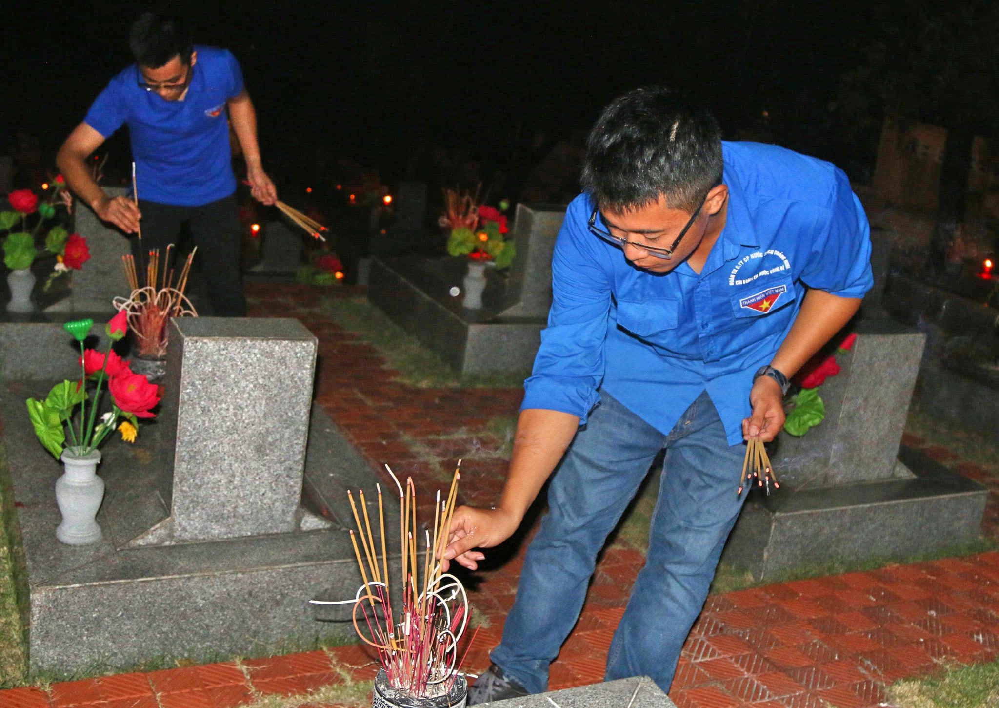 Đoàn viên thanh niên trên địa bàn tỉnh với hoạt đôngh thắp nến tri ân các anh hùng liệt sĩ tại nghĩa trang liệt sĩ Hà Tu (TP Hạ Long)