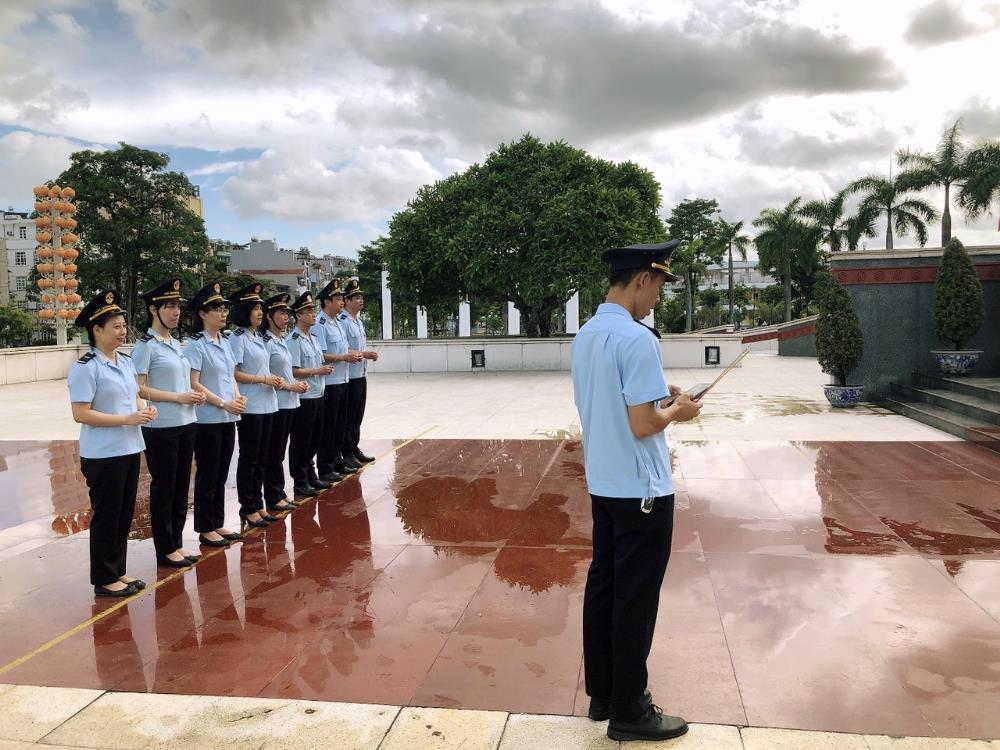 Đoàn Thanh niên Cục Hải quan tỉnh làm Lễ dâng hương  tưởng niệm các anh hùng liệt sỹ tại Đài tưởng niệm liệt sĩ TP Hạ Long