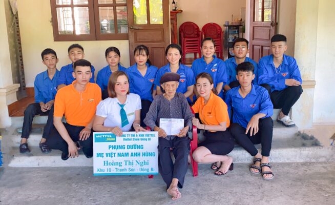 Tuổi trẻ Uông Bí thăm, phụng dưỡng Mẹ Việt Nam anh hùng Hoàng Thị Nghi