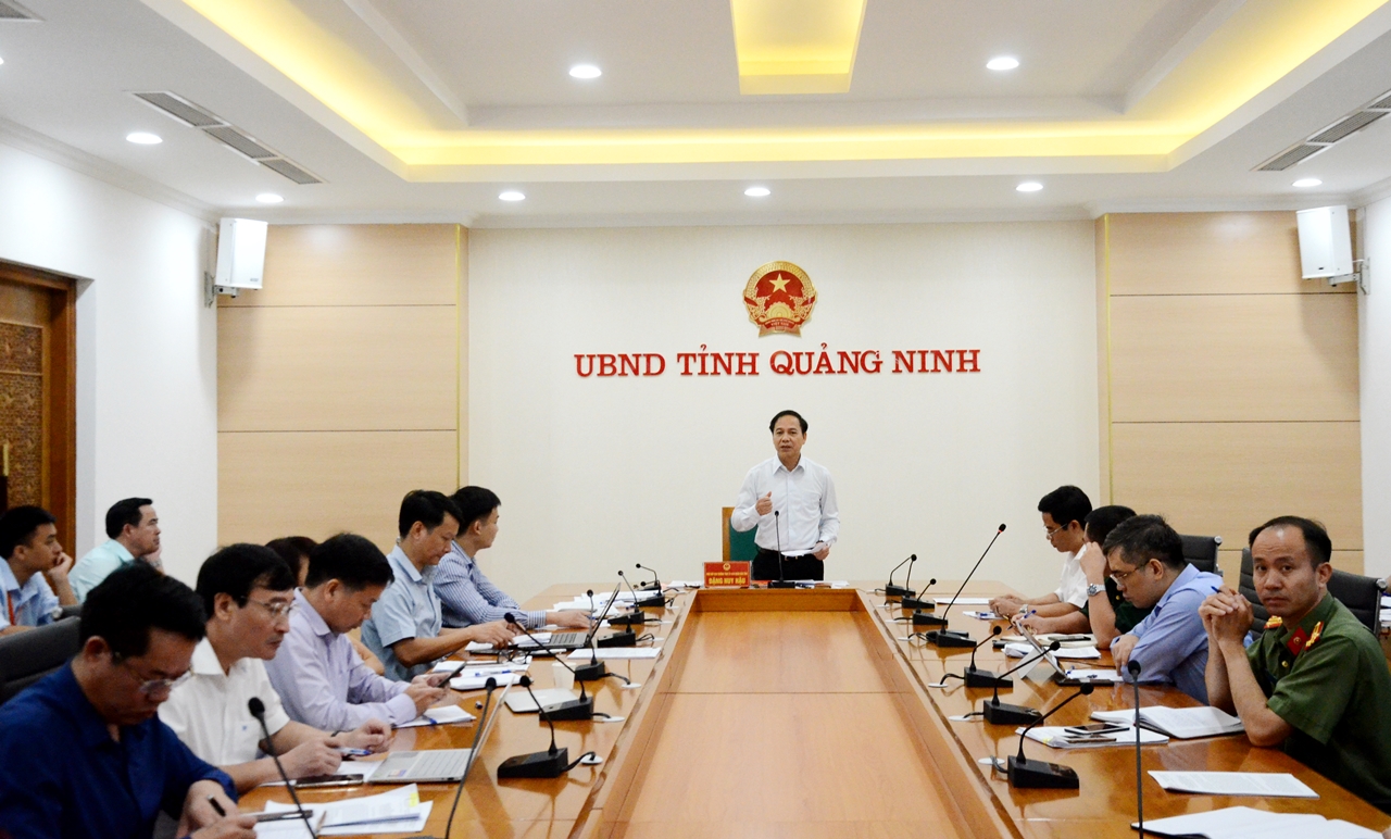 Đồng chí Đặng Huy Hậu, Phó Chủ tịch Thường trực UBND tỉnh chỉ đạo các sở, ngành, địa phương phải xử lý 