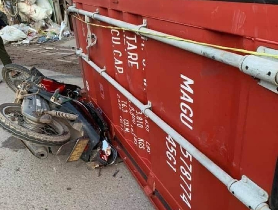 Thùng xe container rơi, đè chết một phụ nữ sau khi mất lái