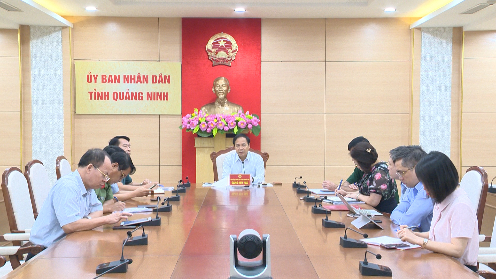 Đồng chí Đặng Huy Hậu, Phó Chủ tịch Thường trực UBND tỉnh chỉ đạo các ngành, đơn vị liên quan tiếp tục triển khai các giải pháp cấp bách phòng chống dịch Covid-19