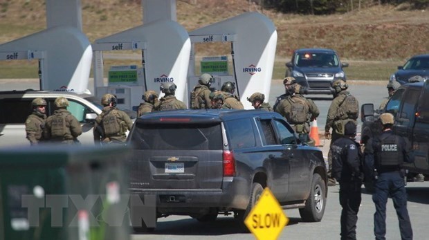 Cảnh sát Canada được triển khai tại hiện trường vụ xả súng đẫm máu ở tỉnh Nova Scotia ngày 19/4. (Ảnh: AP/TTXVN)