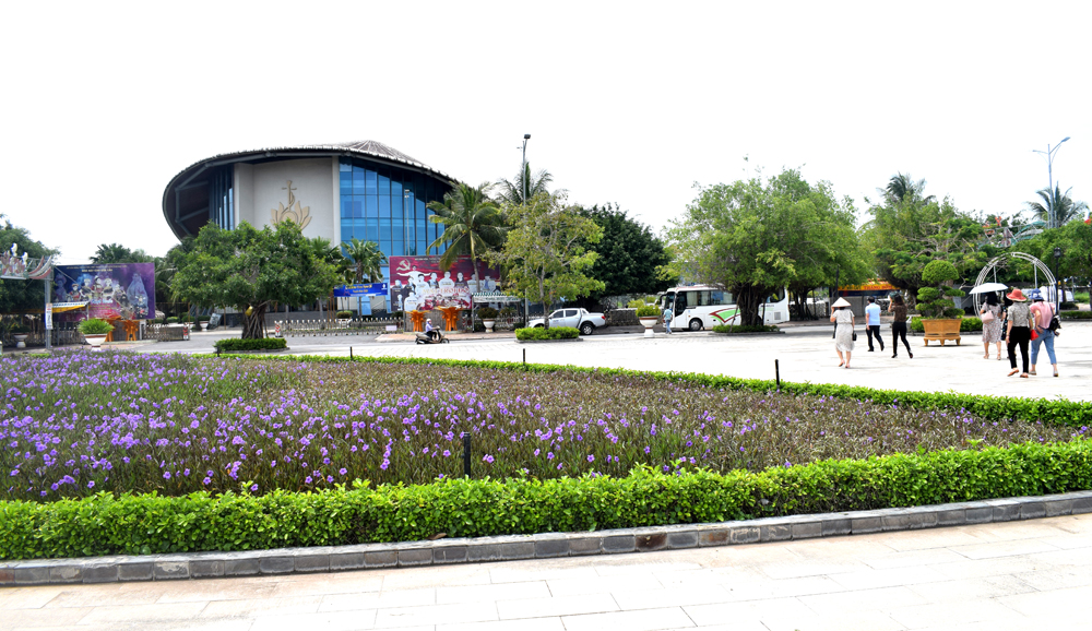 Nhà hát Cao Văn Lầu nhìn từ Quảng trường Hùng Vương.