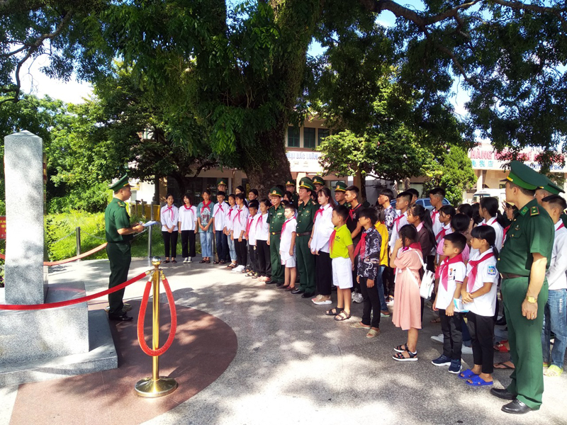 Bộ Chỉ huy Bộ đội Biên phòng Quảng Ninh tổ chức cho các cháu học sinh thăm cột mốc 1369(2)