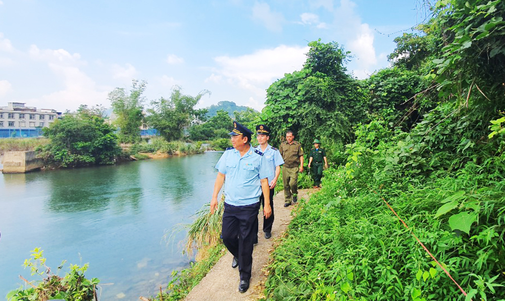 Tổ công tác liên ngành huyện Bình Liêu tuần tra tại đường mòn, lối mở khu vực biên giới.