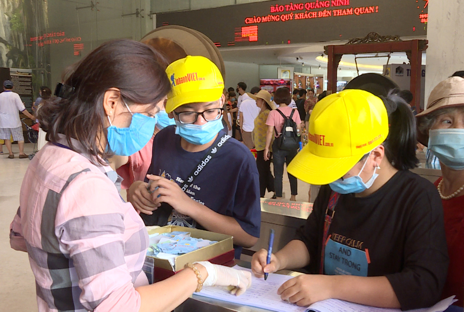 Du khách thực hiện khai báo thông tin trước khi vào tham quan Bảo tàng Quảng Ninh. 