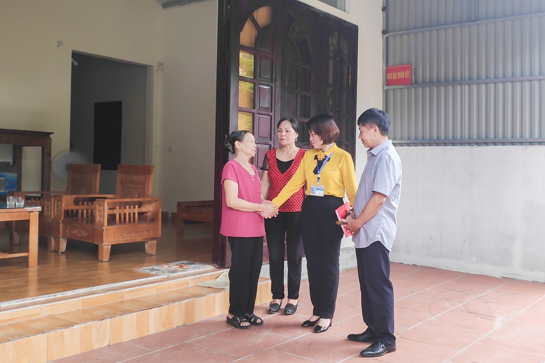 Cán bộ MTTQ phường Quang Hanh (TP Cẩm Phả) và khu phố 9B của phường nắm tình hình hộ nghèo tại địa phương được hỗ trợ xây nhà Địa đoàn kết từ Quỹ Vì người nghèo.