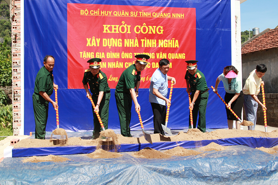 Bộ CHQS tỉnh khởi công xây dựng nhà tình nghĩa cho ông Trương Văn Quang, phường Hà Phong, TP Hạ Long.