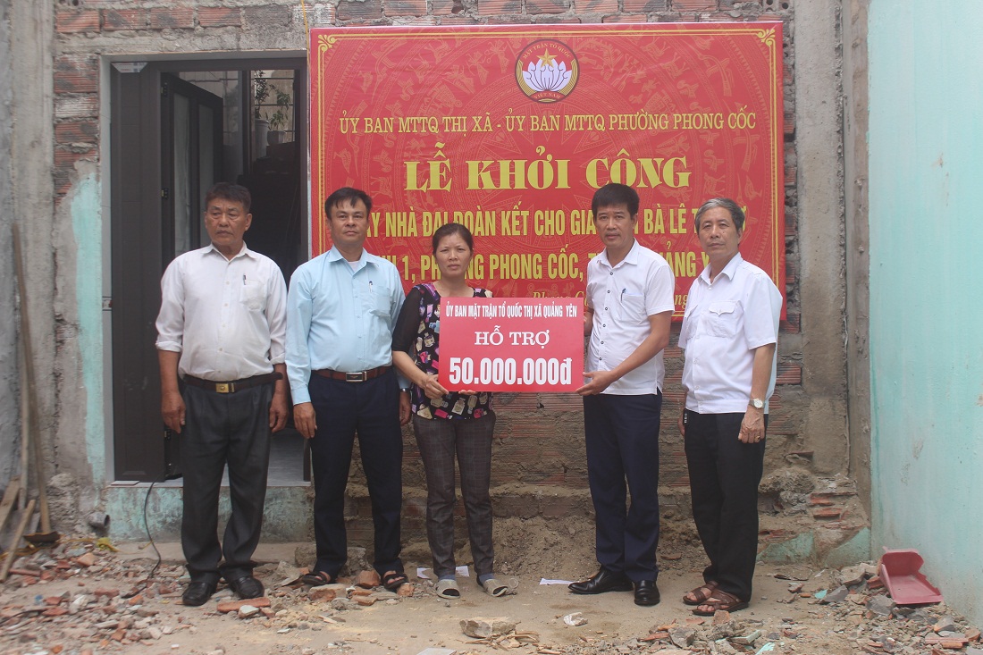 Lãnh đạo Ủy ban MTTQ TX Quảng Yên trao hỗ trợ kinh phí xây nhà Đại đoàn kết cho hộ nghèo tại phường Phong Cốc. Ảnh: Thùy Dương (Trung tâm TT-VH Quảng Yên)