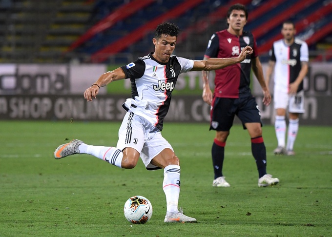 Ronaldo hiếm khi có bóng và dứt điểm trong vòng cấm Cagliari. Ảnh: Reuters.