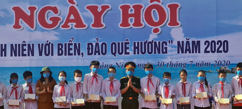 Tặng 90 suất quà cho học sinh nghèo vượt khó trên địa bàn tỉnh Quảng Ninh.