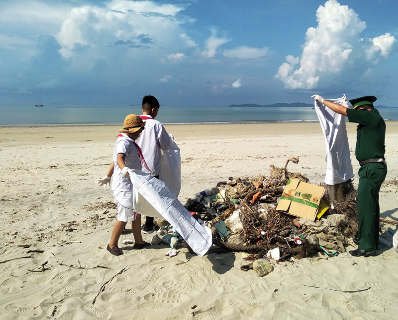 Hàng trăm cán bộ, chiến sỹ, ĐVTN, nhân dân và học sinh tham gia vệ sinh môi trường bãi biển Trà Cổ.