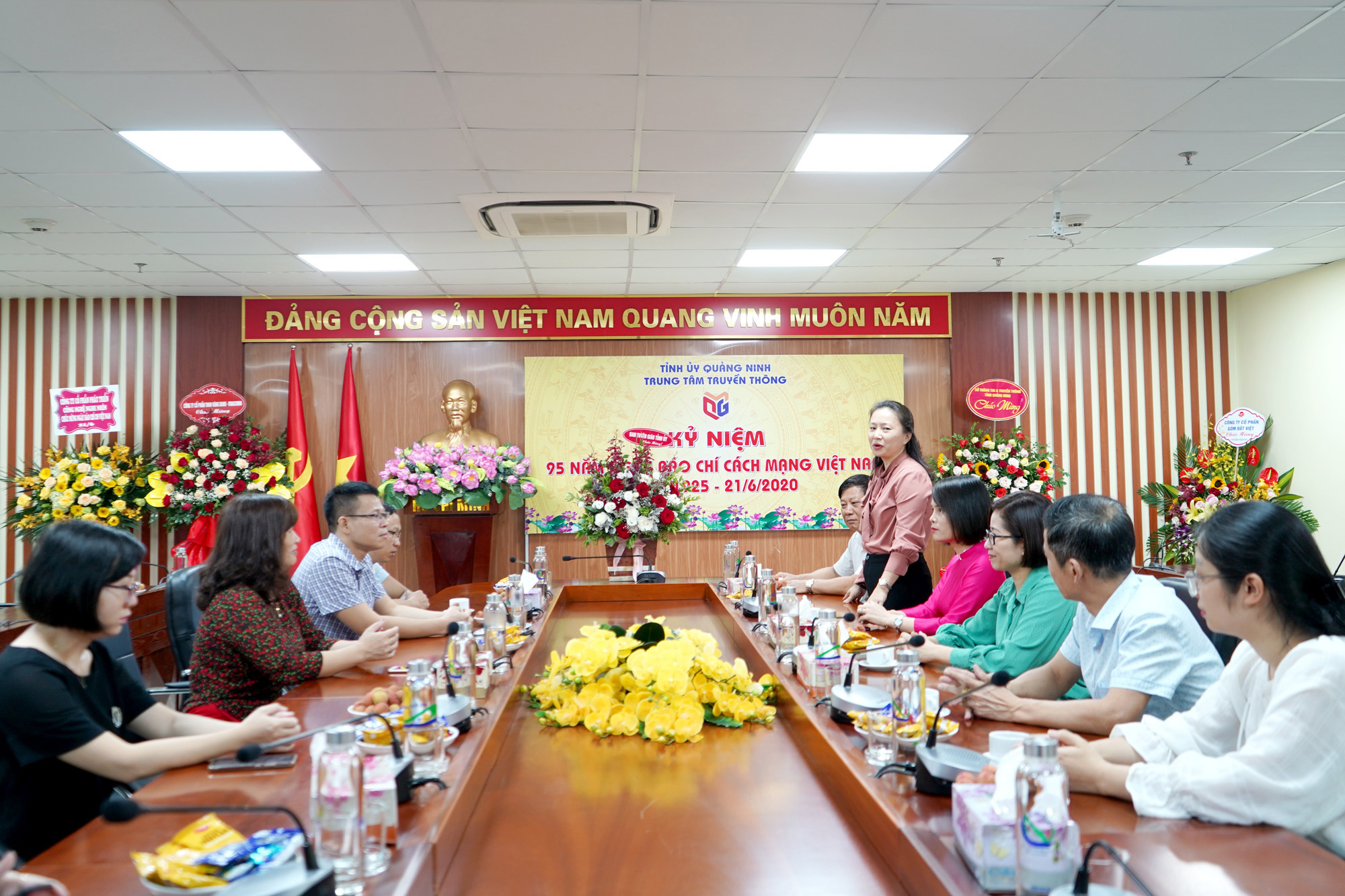 Đồng chí Vi Ngọc Bích, Trưởng Ban Tuyên giáo chúc mừng Trung tâm Truyền thông tỉnh nhân ngày Báo chí Cách mạng Việt Nam 21/6.