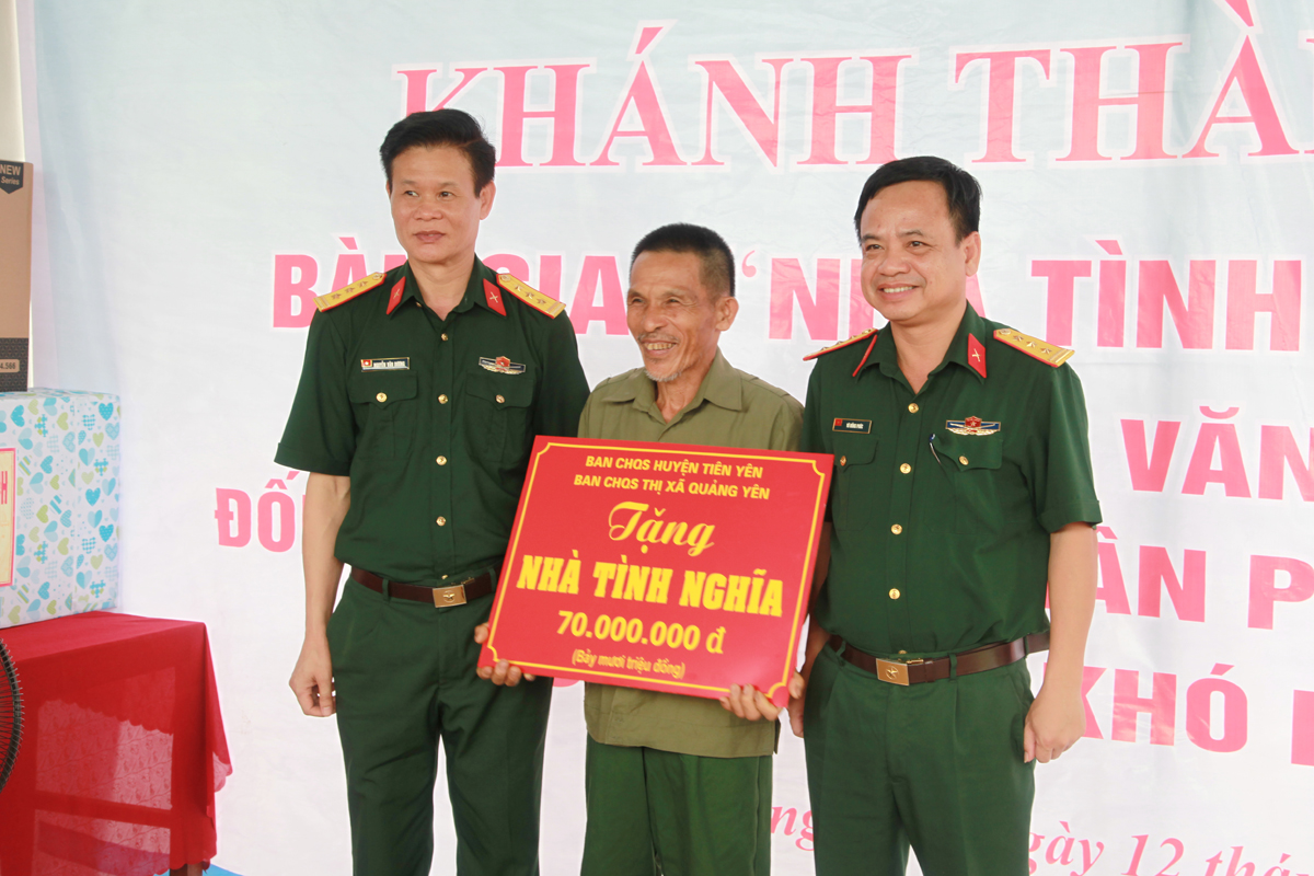 Lãnh đạo Ban CHQS huyện Tiên Yên và TX Quảng Yên trao số tiền hỗ trợ xây nhà cho ông Nguyễn Văn Minh.