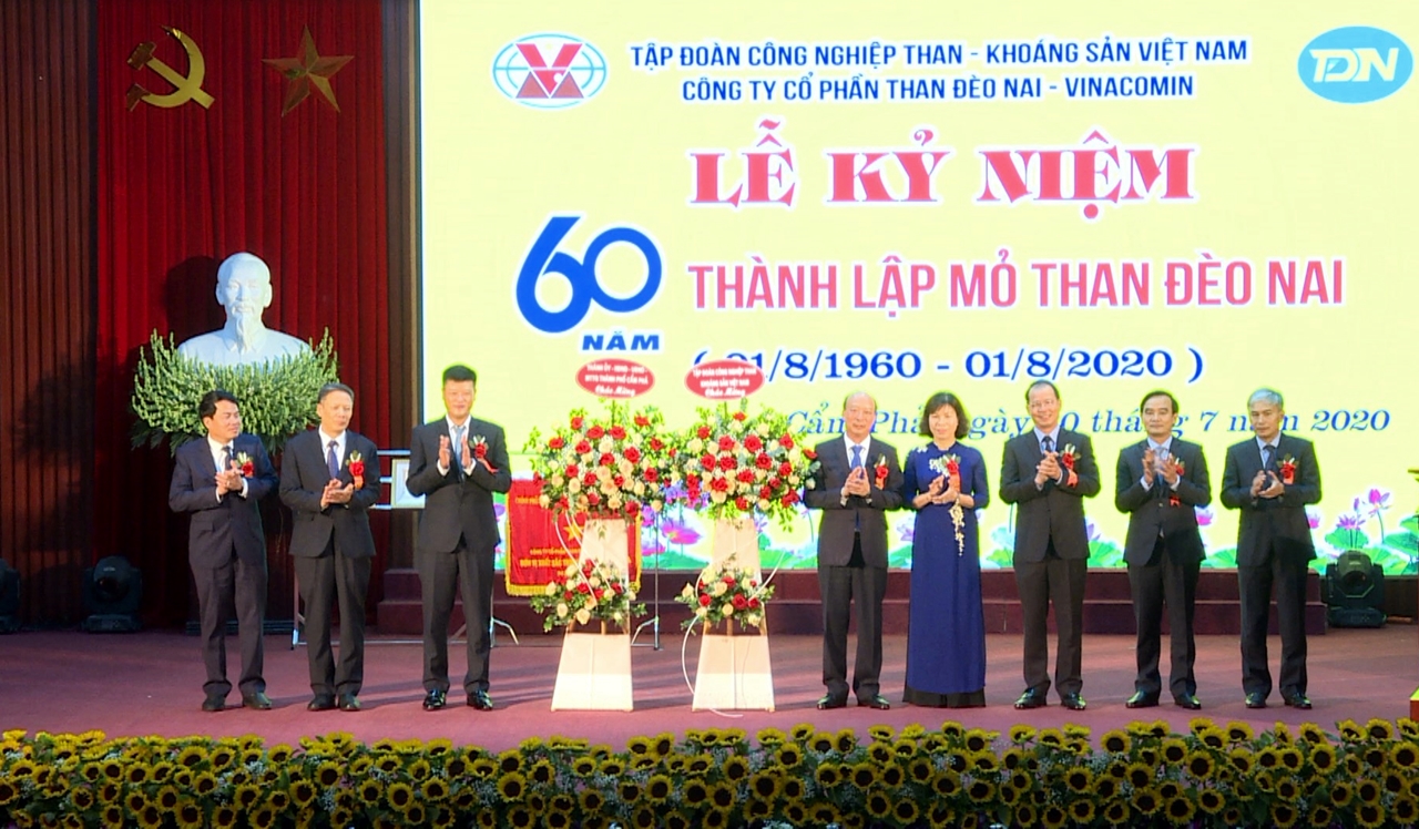 Đại diện lãnh đạo TKV và TP Cẩm Phả tặng hoa chúc mừng Công ty.
