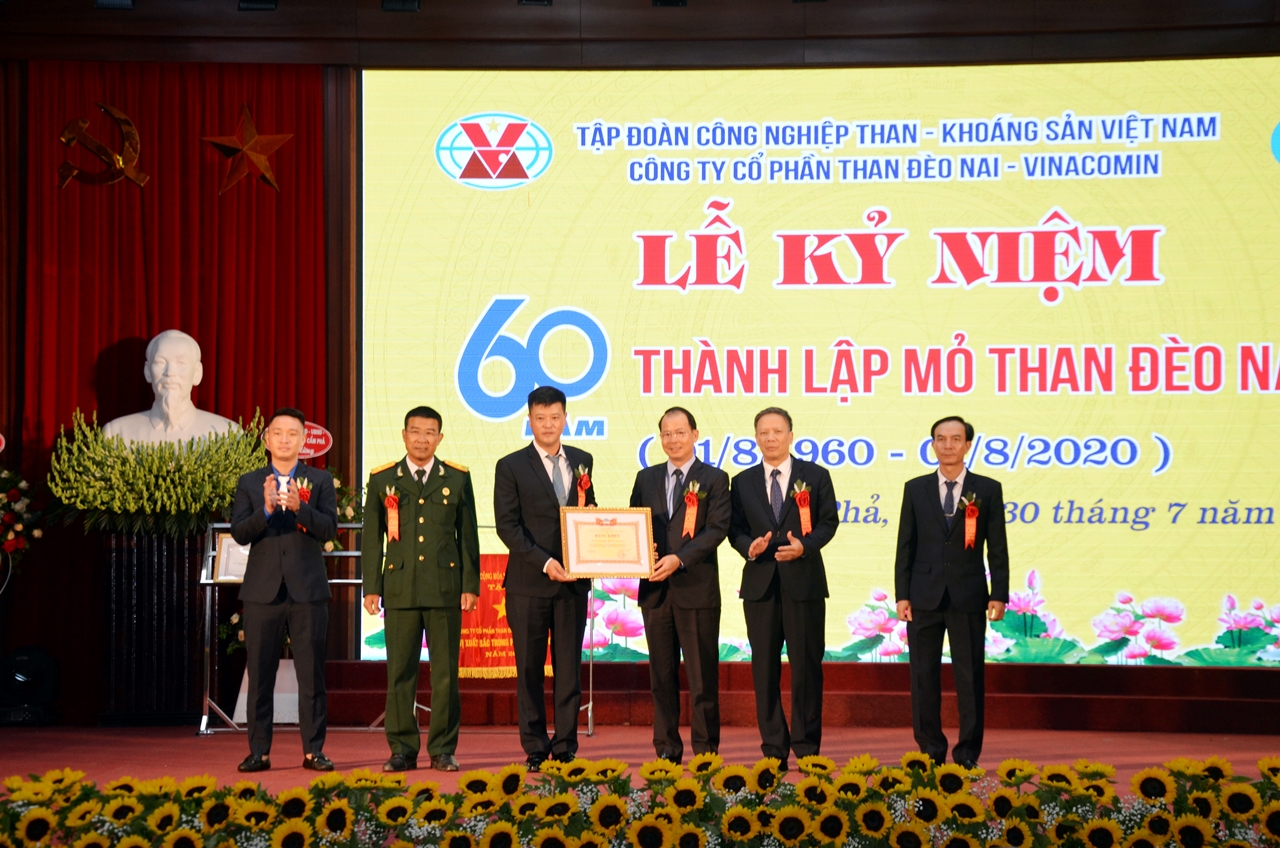 Đồng chí Lê Thanh Hải, Tổng Giám đốc TKV trao Bằng khen của Tập đoàn cho Công ty CP Than Đèo Nai.