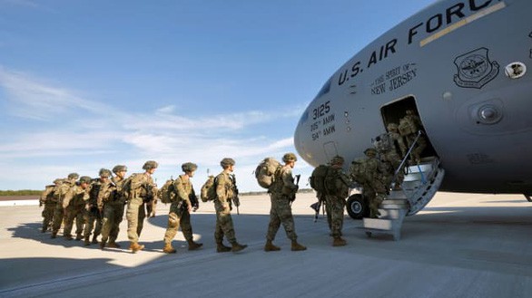 Binh sĩ Mỹ lên máy bay vận tải C-17. Ảnh: Reuters.