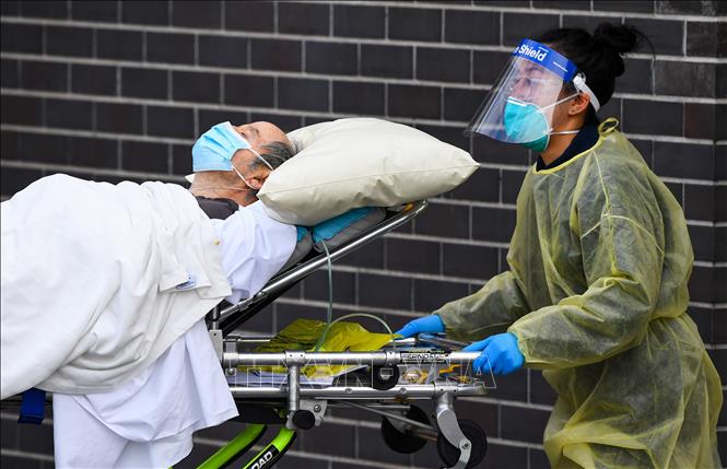 Chuyển bệnh nhân nhiễm COVID-19 tới bệnh viện ở Melbourne, Australia, ngày 28/7/2020. Ảnh: AFP/TTXVN