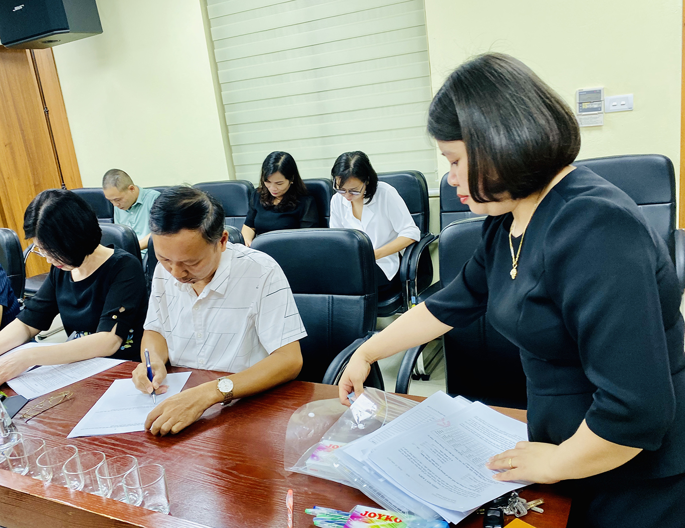 Cán bộ Ban Tuyên giáo Tỉnh uỷ phát phiếu điều tra DLXH tại Trung tâm Truyền thông Quảng Ninh 