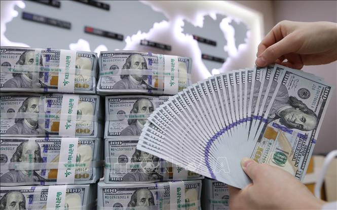 Nhân viên ngân hàng kiểm đồng USD tại Ngân hàng KEB Hana ở Seoul, Hàn Quốc. Ảnh: YONHAP/TTXVN