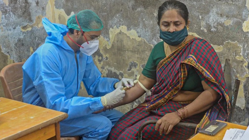 Một phụ nữ ở khu ổ chuột Dharavi hiến huyết tương sau khi khỏi bệnh Covid-19. Ảnh: AFP