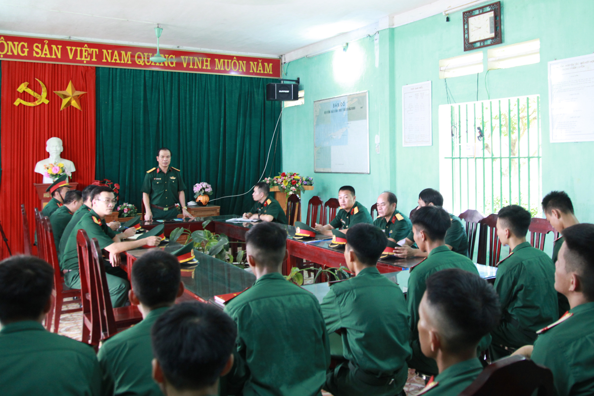 Đại tá Nguyễn Quang Hiến, Chính ủy Bộ CHQS tỉnh kiểm tra công tác phòng, chống dịch Covid-19 tại Đại đội đảo Vinh Thực (TP Móng Cái).