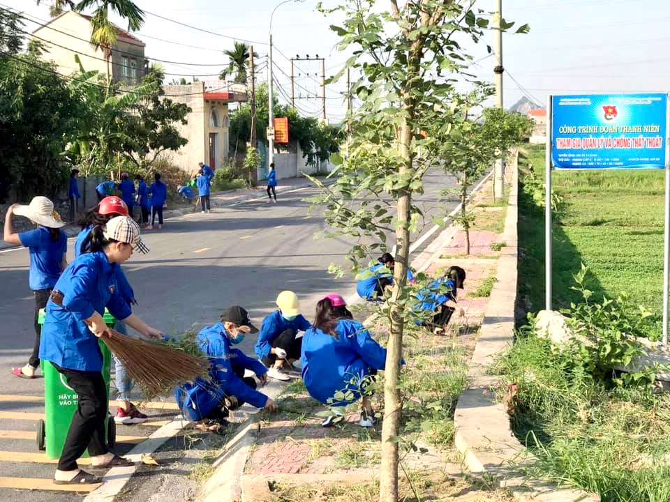 Thanh niên phường Yên Thọ (TX Đông Triều) dọn dẹp vệ sinh môi trường, hưởng ứng phong trào 