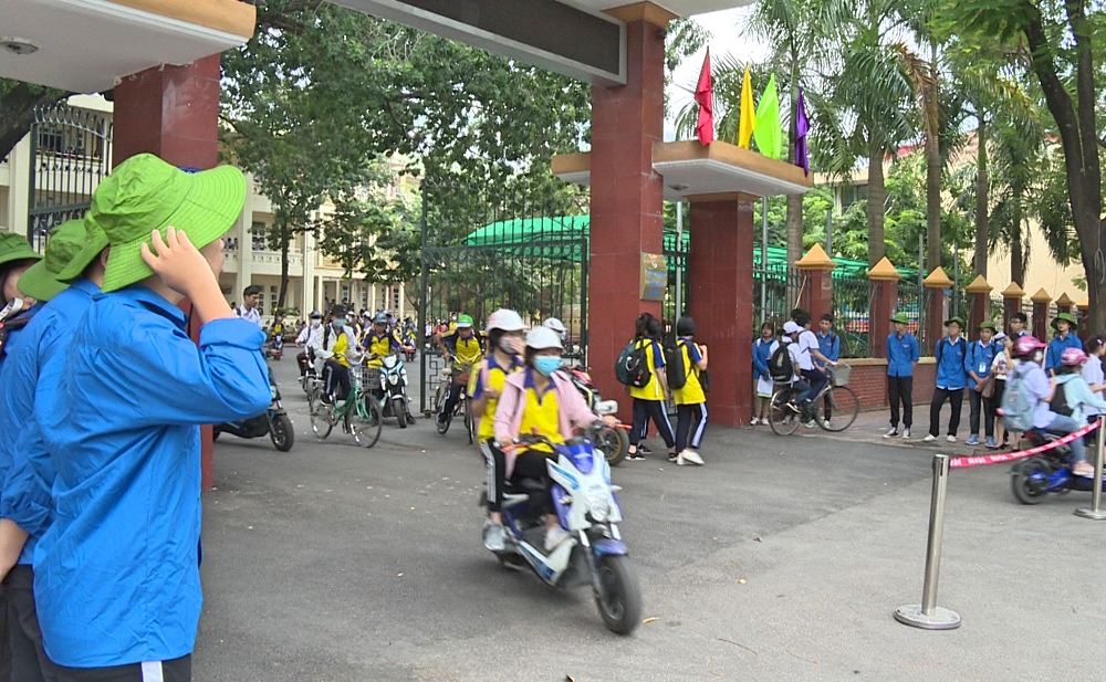 Mô hình cổng trường an toàn giao thông do đoàn viên thanh niên trường THPT Cẩm Phả thực hiện
